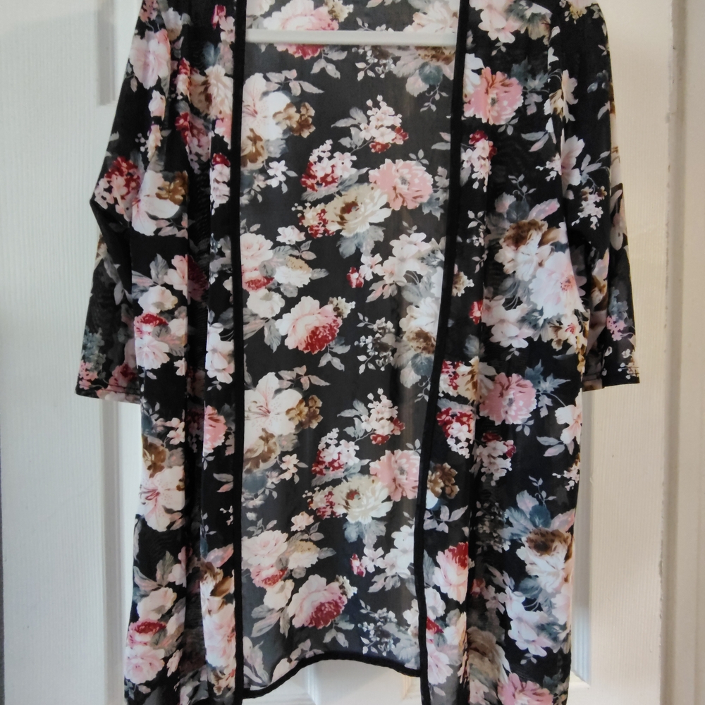 Papillon Blanc Floral Kimono - Black and Pink